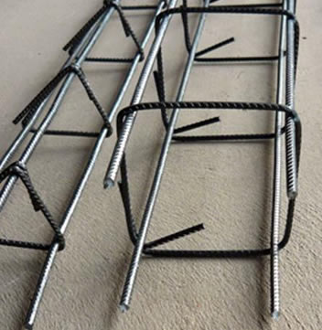 One triangle and one square steel reinforcement cage made of ligatures and steel bars